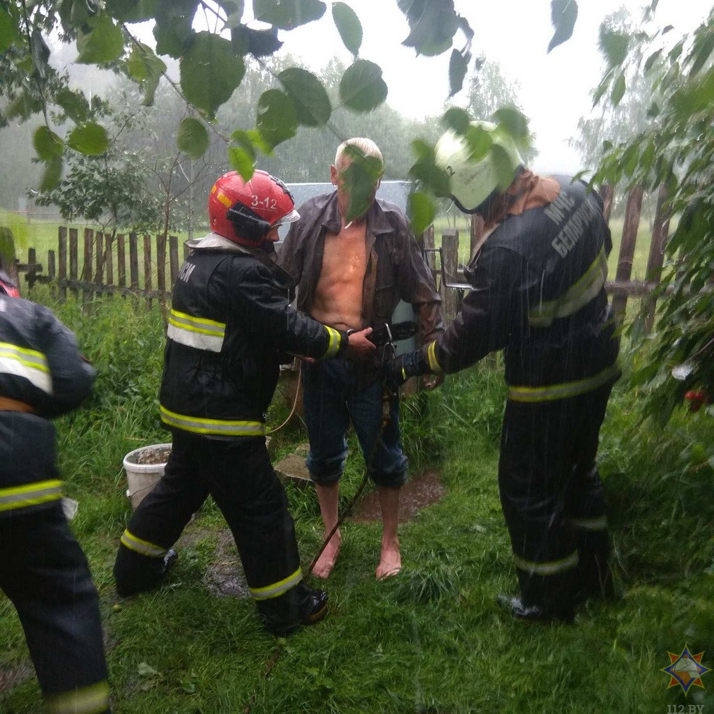 В деревне возле Барановичей в колодец упало ведро, а потом мужчина. 06 июля 2023 года