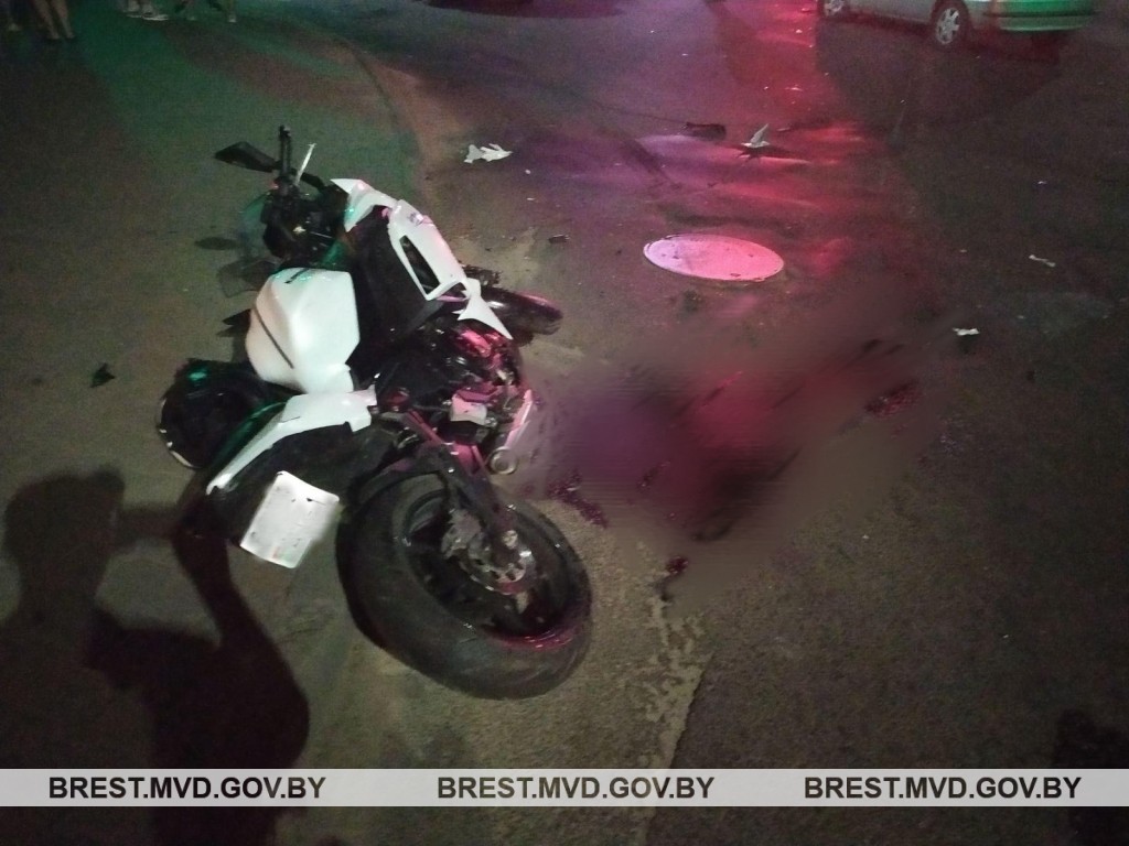 Мотоциклист врезался в легковой автомобиль в центре Кобрина. 17 июля 2023 года