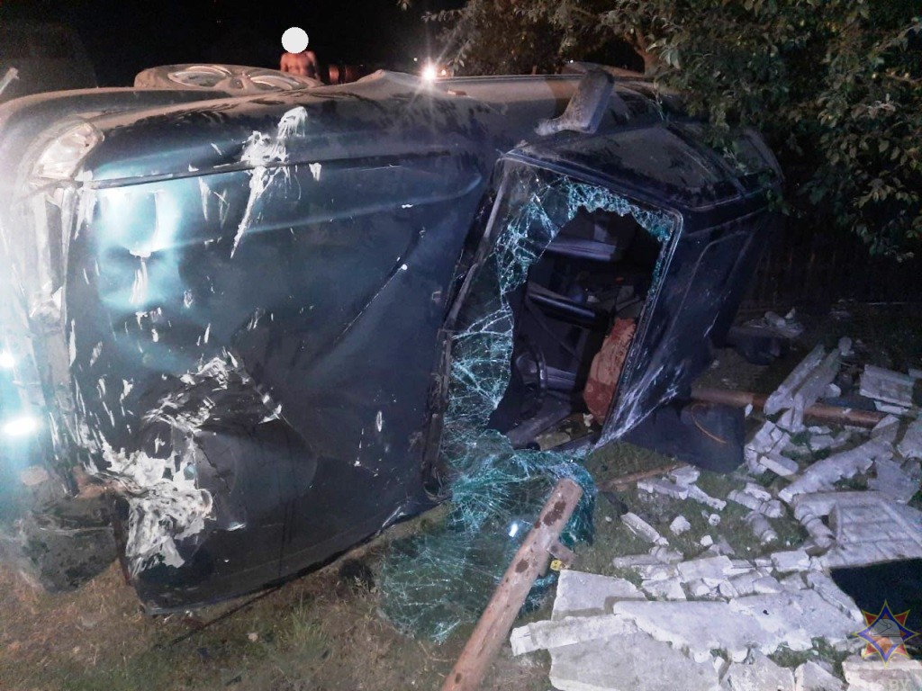 
Автомобиль врезался в бетонный забор в Ганцевичском районе. 16 июля 2023 года
