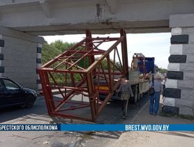 Грузовик не поместился под мостом в Барановичах