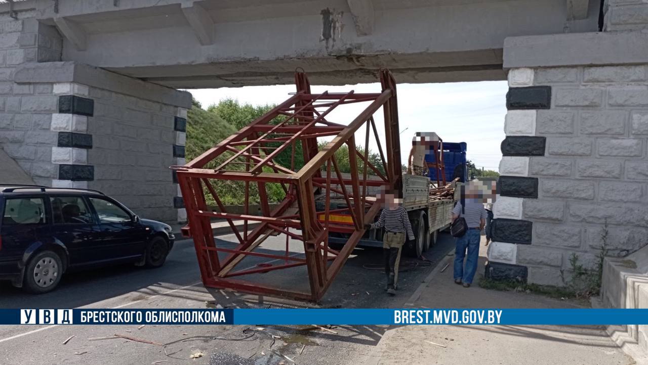 Грузовик не поместился под мостом в Барановичах. 13 июля 2023 года