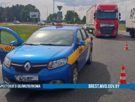 Фура и такси не смогли разъехаться на оживленном кольце возле Бреста