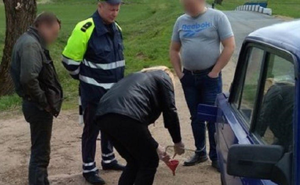 Сотрудники ГАИ проверяют топливо