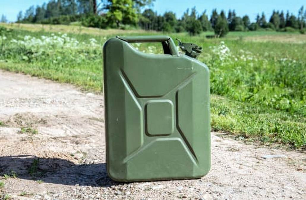 Дети сунули горящий прут в канистру с бензином: мальчик в реанимации.