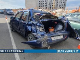 Пошел на таран: грузовик врезался в припаркованный легковой автомобиль