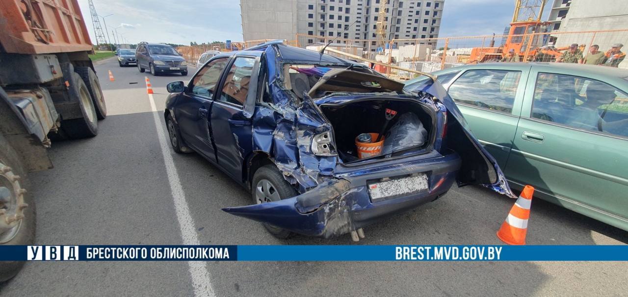 Пошел на таран: грузовик врезался в припаркованный легковой автомобиль. 18 июля 2023 года