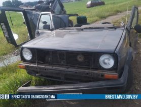 У автомобиля снесло крышу во время аварии в Брестской области