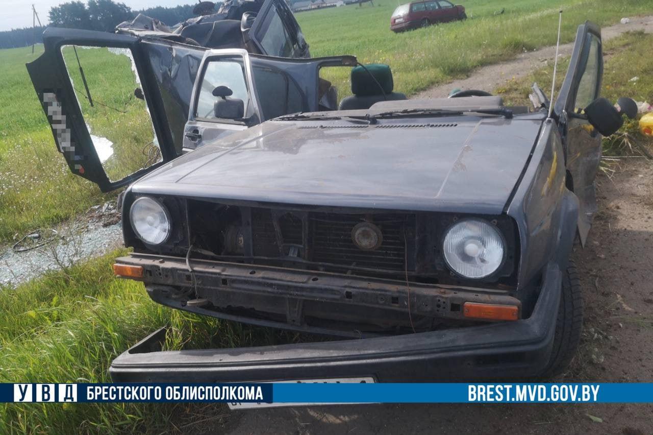 У автомобиля снесло крышу во время аварии в Брестской области. 24 июля 2023 года