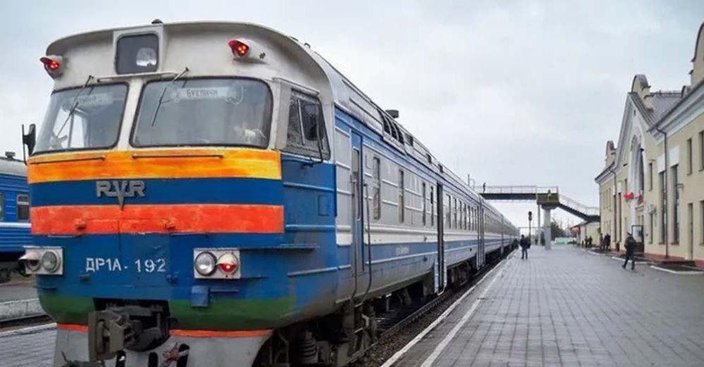 На железнодорожном переезде погрузчик врезался в дизель-поезд в Ивановском районе. 26 июля 2023 года
