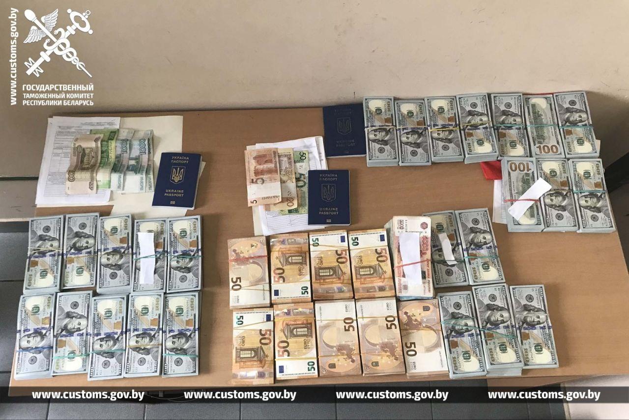 На границе в Бресте задержали гражданку Украины, у которой было много валюты