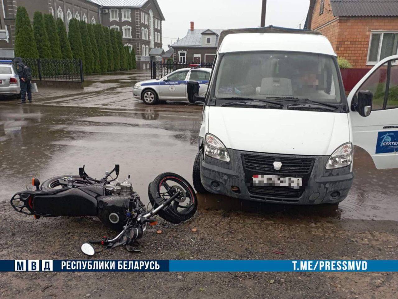 Юный мотоциклист попал в реанимацию после столкновения с микроавтобусом. 2 августа 2023 года