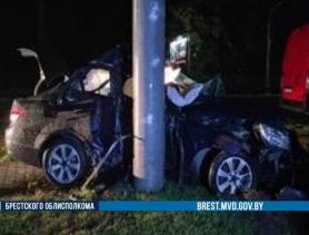 «Mercedes» врезался в столб на дороге возле Бреста