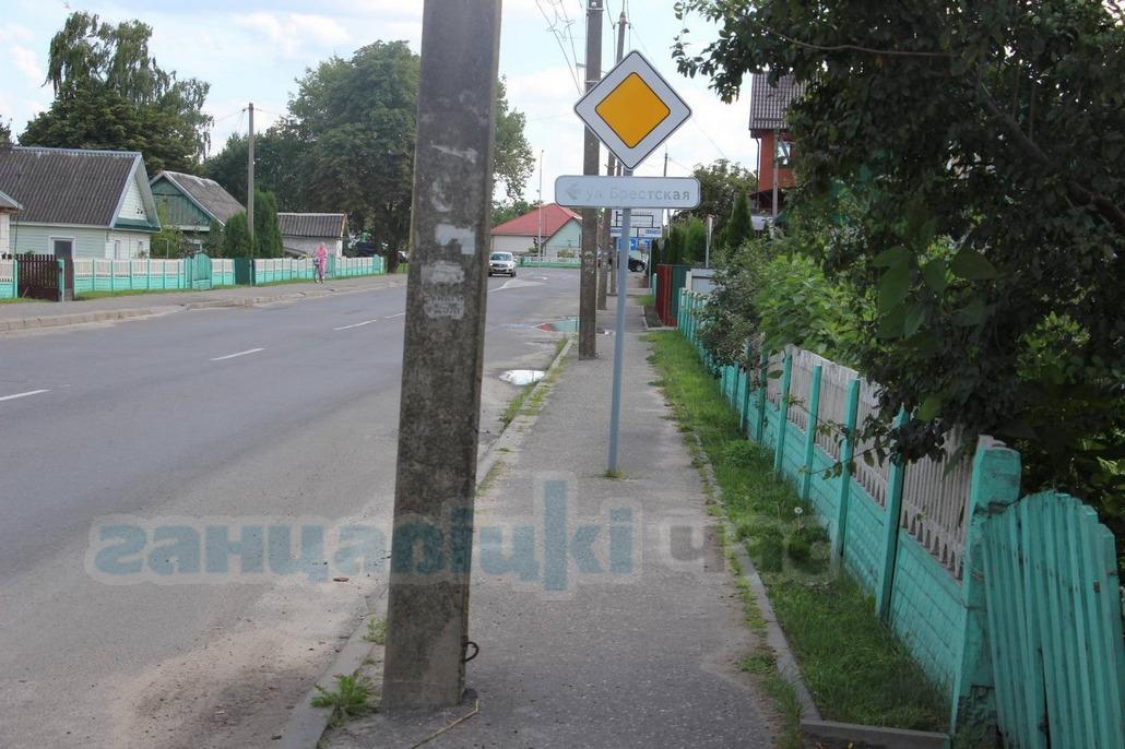 В Ивацевичах в некоторых местах и дорожные знаки "растут" прямо по центру дорожки