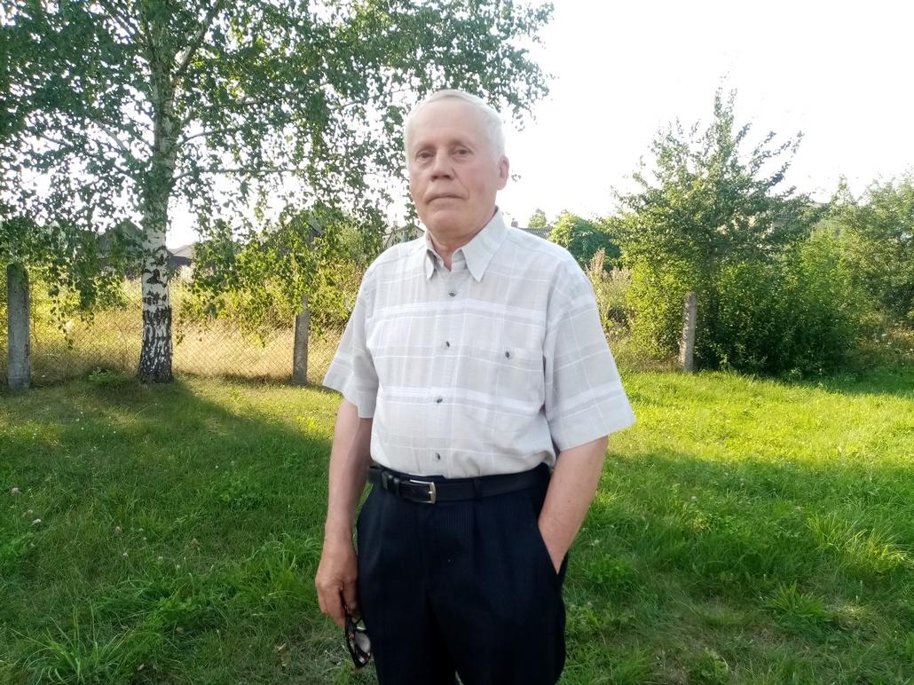 Николай Григорьевич, болельщик, бывший председатель хозяйства «Знамя Ленина». Но сам себя называет «старшим колхозником».