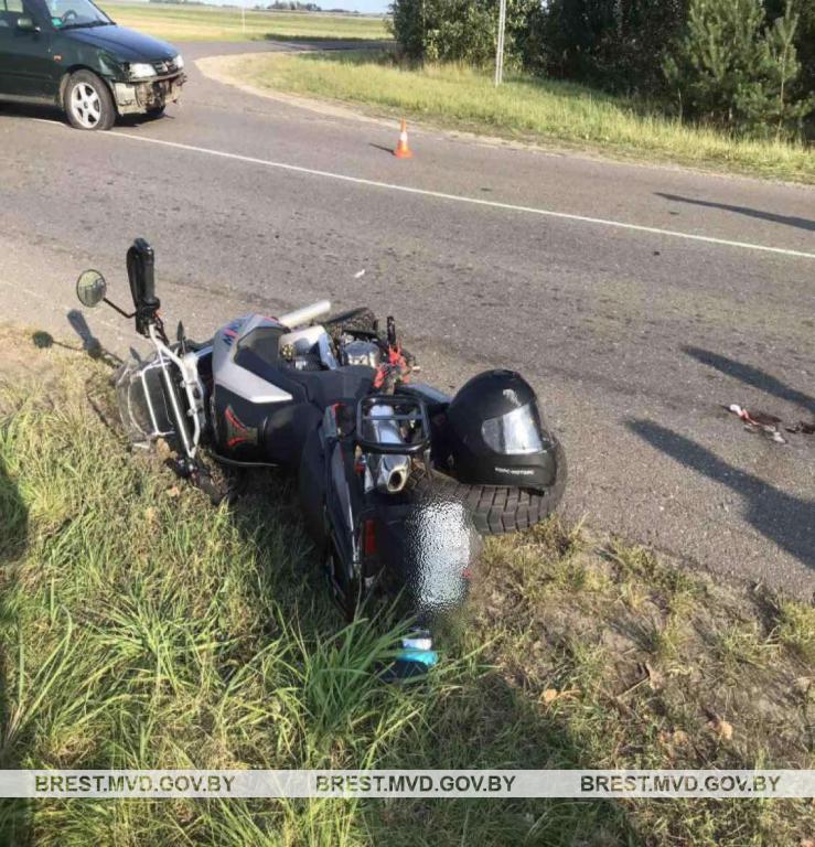 На трассе М1 в Березовском районе водитель легкового автомобиля не уступила дорогу мотоциклисту. 2 сентября 2023 года