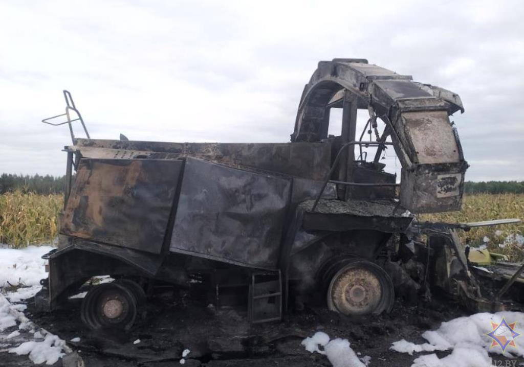 Комбайн сгорел в поле в Березовском районе. 14 сентября 2023 года 