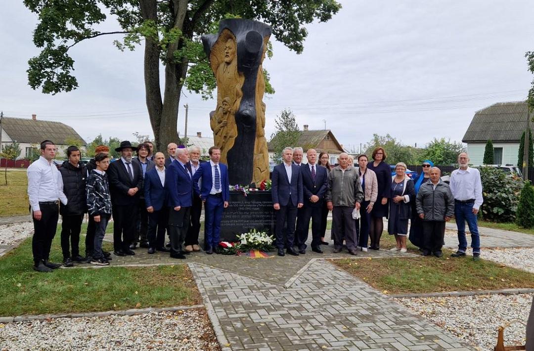Открытие скульптуры жертвам нацизма в Давид-Городке Столинского района Брестской области