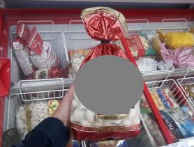 Охранник в магазине требовал заплатить за порванную пачку пельменей. Прав ли он?