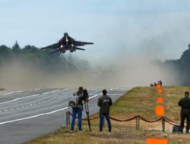На трассе М1 ограничат движение: на трассу сядет военный самолет