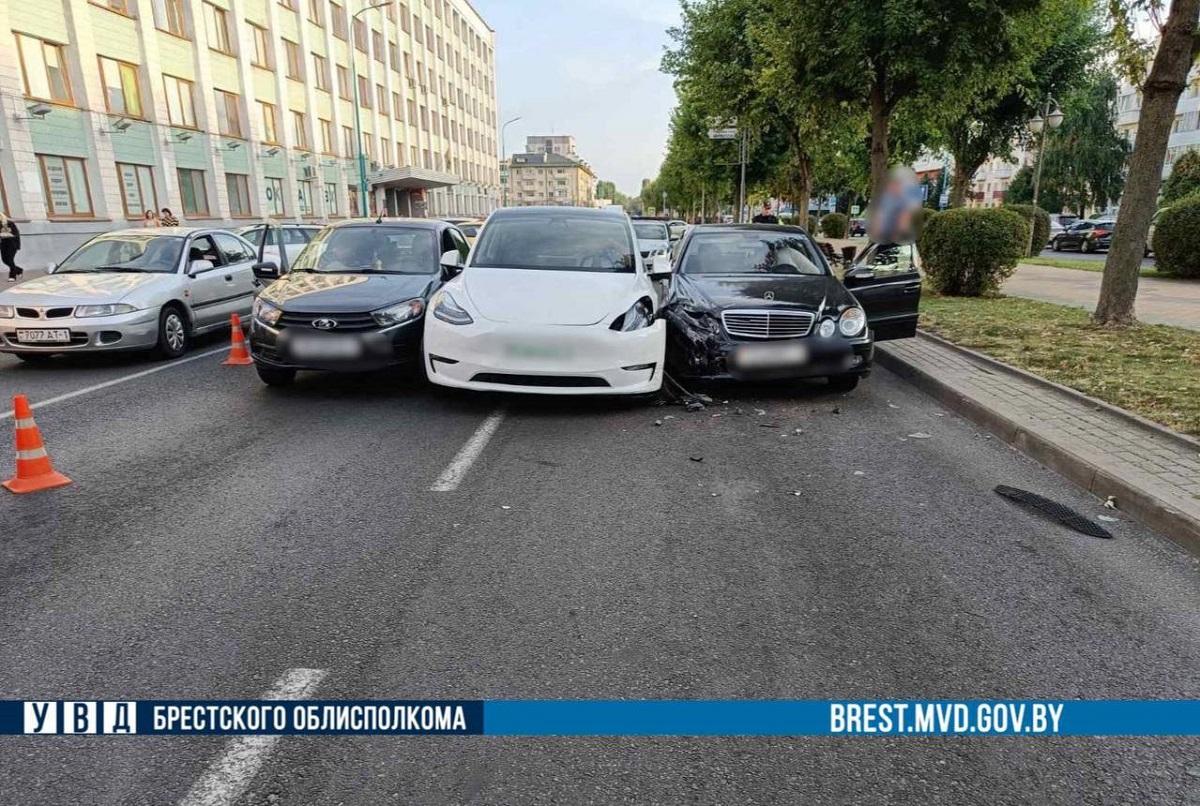 Тесла оказалась между двух авто в Бресте