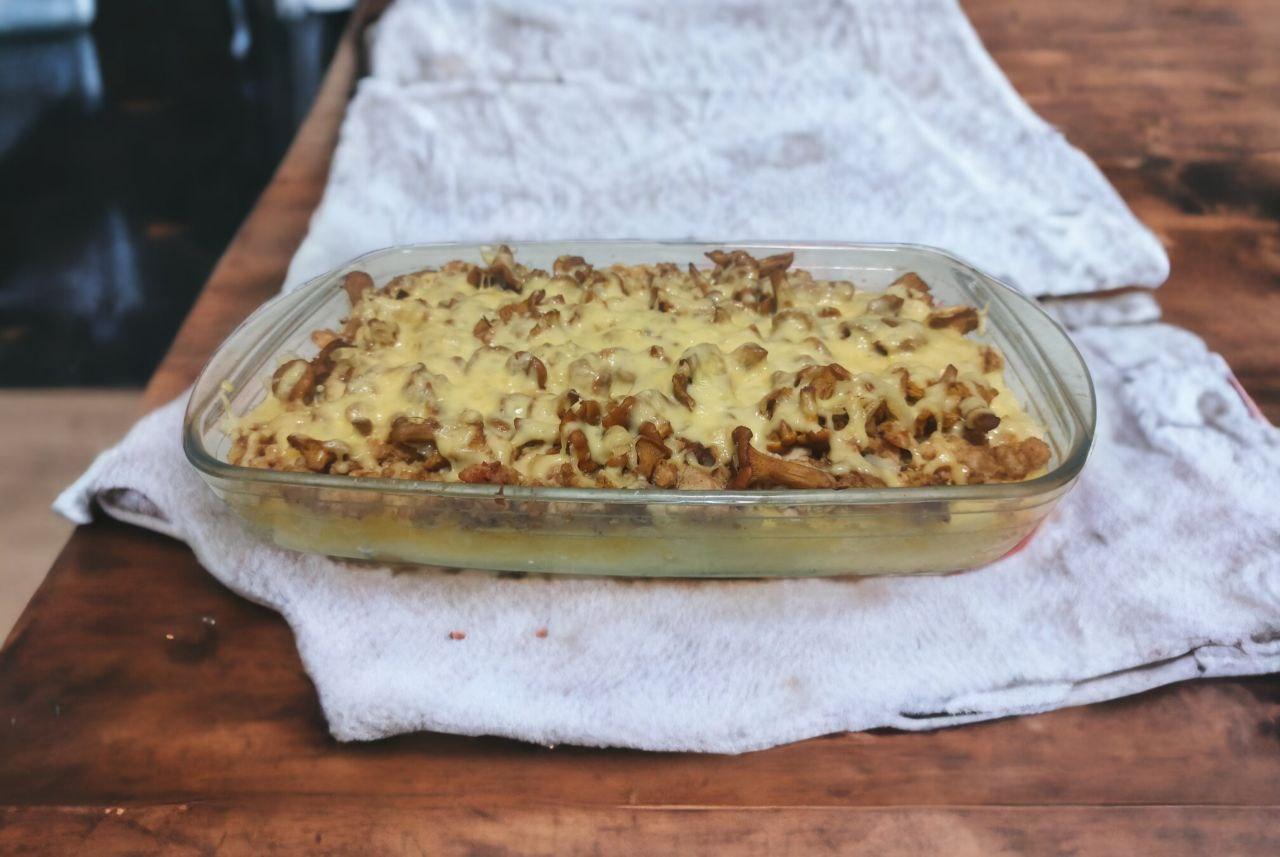 Готовая картофельная запеканка с фаршем и грибами