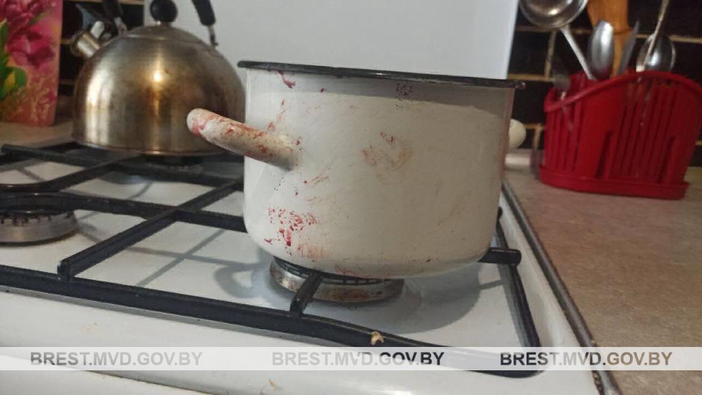 Пьяный сын угрожал убийством родной матери в Пинске