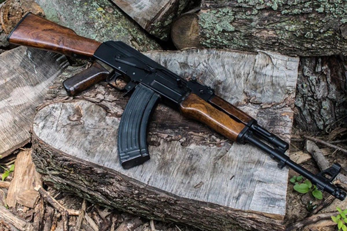 Житель Ивацевичского района хранил на даче автомат Калашникова