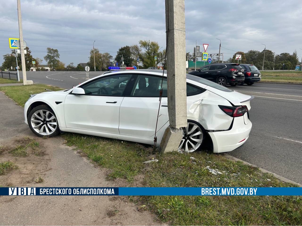 В Бресте «Tesla» врезалась в столб и дорожный знак. 12 октября 2023 года