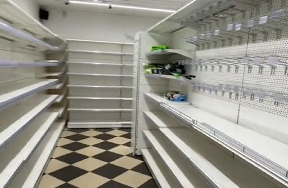 Пустые полки в магазине 