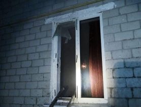 Спасатели в Кобрине вскрыли окно, чтобы попасть в горевший дом