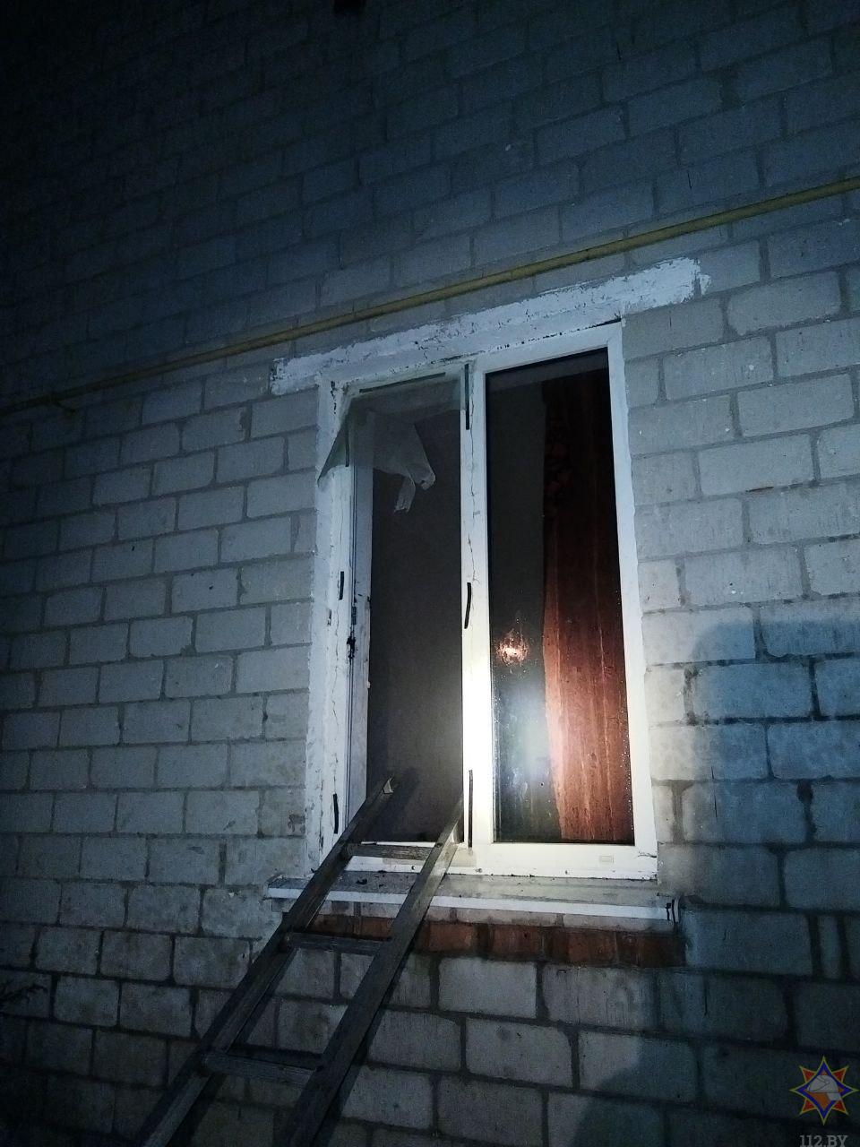 Спасатели в Кобрине вскрыли окно, чтобы попасть в горевший дом. 18 октября 2023 года
