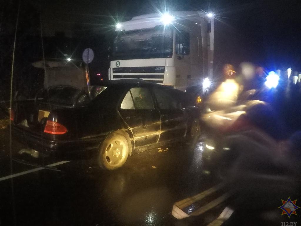 После аварии грузовика и двух легковых автомобилей в Барановичах спасли водителя. 4 ноября 2023 года 