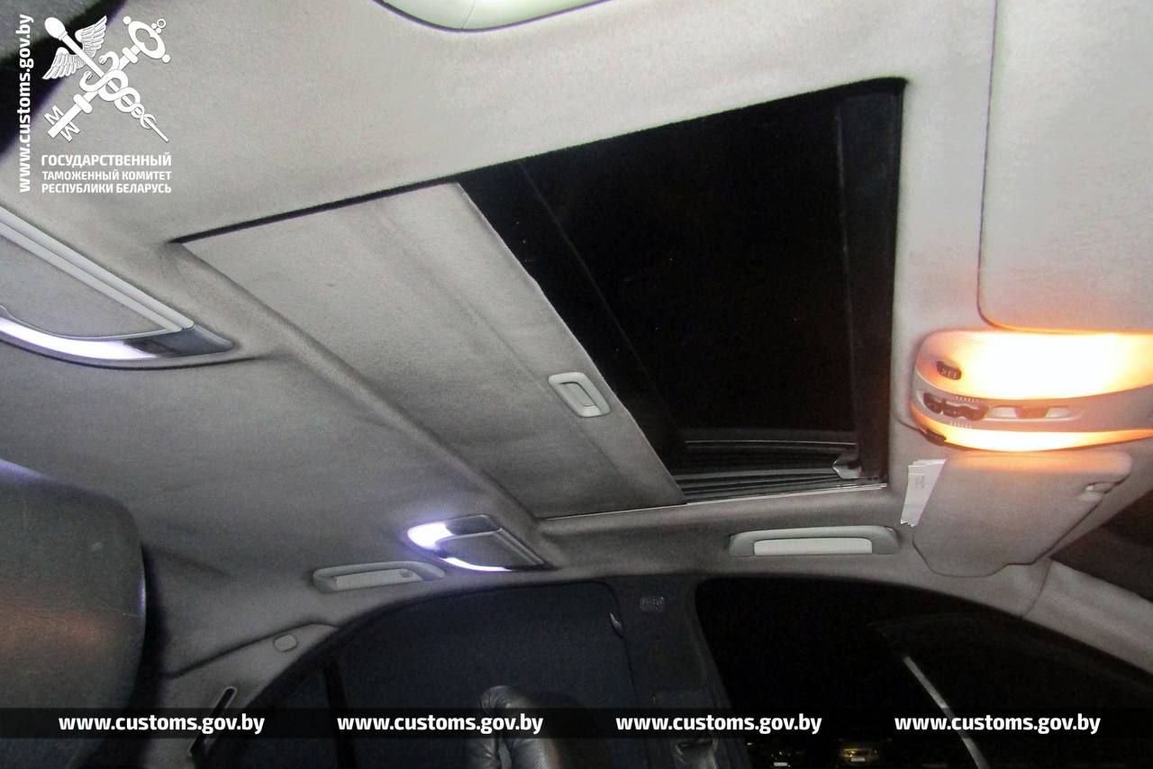 Блеск для губ был спрятан под люком