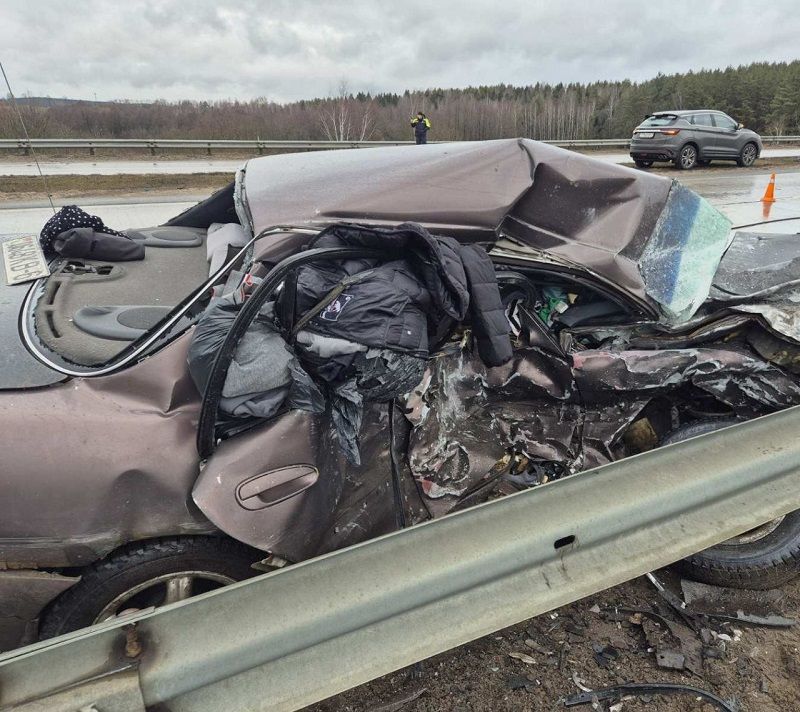 У Hyundai сильно смята пассажирская сторона