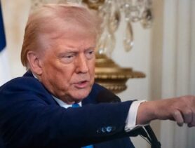 Что за странное пятно заметили на руке Трампа?