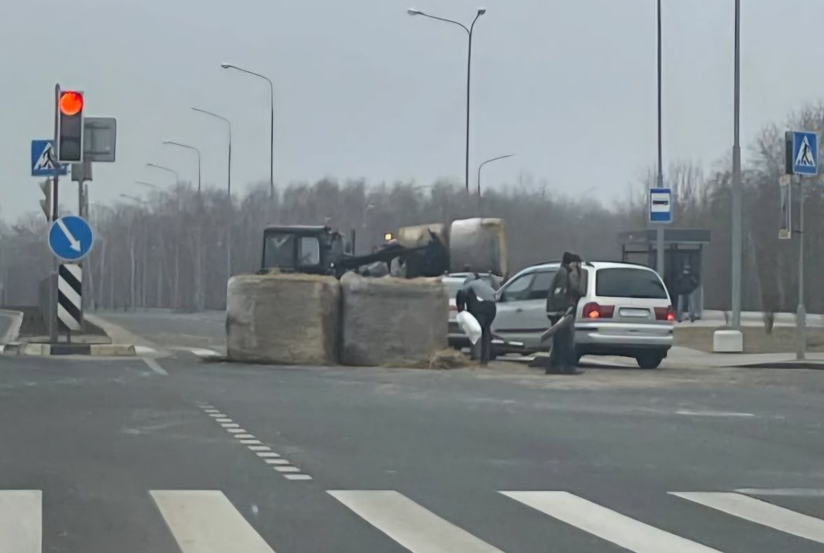Трактор приехал собирать тюки