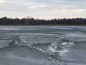 В Берёзовском районе работники МЧС спасли рыбака