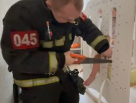 Ножка малыша застряла в кроватке, пришлось звать спасателей