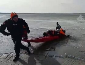 Второго за пару дней рыбака тащили из полыньи в Берёзовском районе