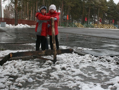 Яма с водой метровой глубины на стадионе в Ганцевичах
