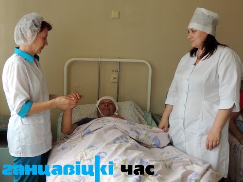 Санитарка Елена Гордей и сестра-хозяйка Маргарита Метельская у кровати больного
