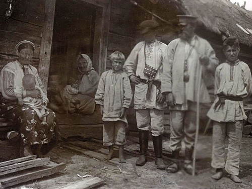Палешукі на двары. Сяло Хатынічы Пінскага павета. 1912 г. Фота з кнігі «Беларусы ў фотаздымках Ісака Сербава 1911 – 1912 гадоў»