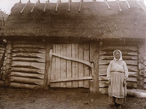 Хлеў з варотамі на галіне. Вёска Раздзялавічы Пінскага павета. 1912 г. Фота з кнігі «Беларусы ў фотаздымках Ісака Сербава 1911 – 1912 гадоў»