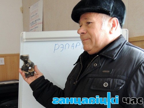 Александр Владимирович Лойко демонстрирует найденный камень сотрудникам «ГЧ»