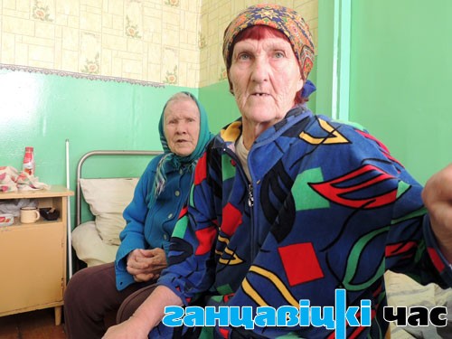 Агрыпіна Якаўлеўна Сукач (злева) і Ганна Сцяпанаўна Муха (справа) словаахотліва гутараць з журналістам «ГЧ»