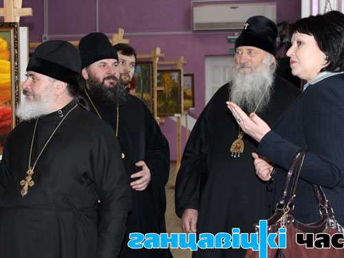 Священнослужители были восхищены творчеством местного художника Ивана Короленко и удивлялись многообразию тематики его картин