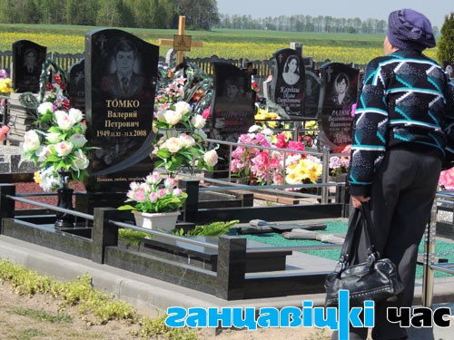 На Радоницу люди спешат на кладбище, чтобы поделиться с умершими радостью о воскрешении Господнем