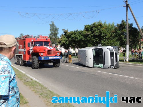 Чтобы поставить микроавтобус на колёса, пришлось прибегнуть к помощи спасателей