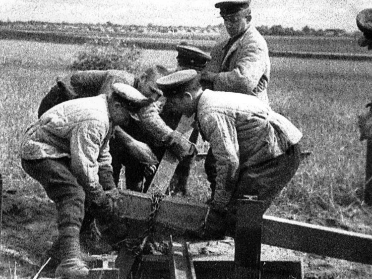 Салдаты Чырвонай Арміі разбіраюць мяжу паміж Беларуссю і Заходняй Беларуссю