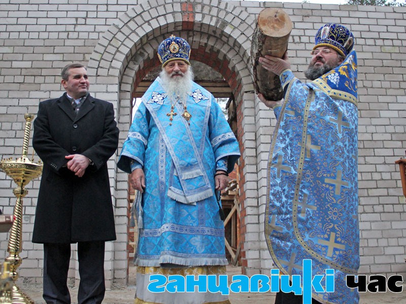 Накануне закладки памятной исторической грамоты в основание часовни в Избийском Бору на срезе спиленной березы прихожане обнаружили образ Божьей Матери с ребенком